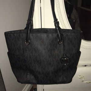 Michael Kors Jet Set Tote in black